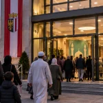 Illustration of people arriving at a municipal cultural venue in Linz for an Islamic event while Austrian police monitor the entrance.