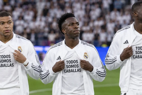 Illustration of three Real Madrid players displaying the Ceuta solidarity message before a match.