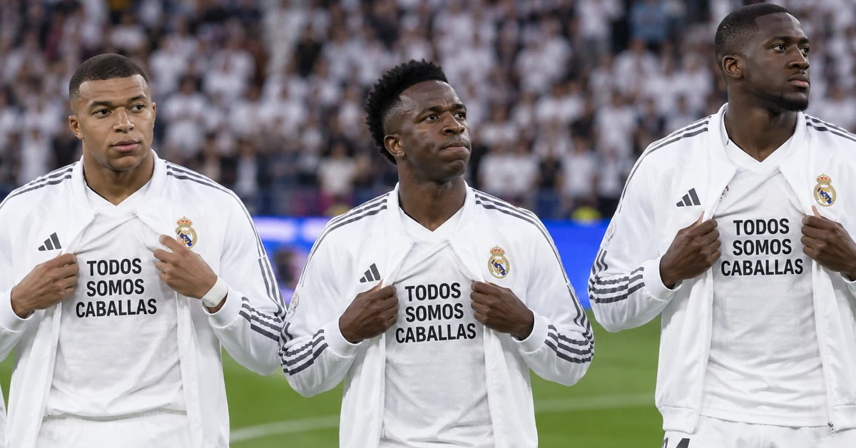 Illustration of three Real Madrid players displaying the Ceuta solidarity message before a match.