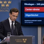 Illustration of Sweden's outgoing prime minister at a press conference with a 176-173 parliamentary seat graphic behind him.